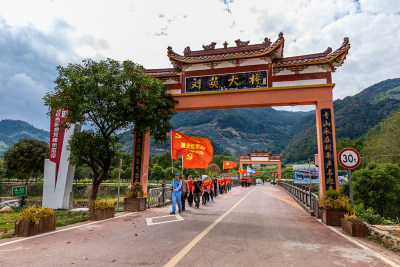 队伍路经刘英大桥