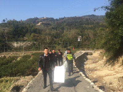 苍南县环境应急人员紧急出动，多点布设吸油绳拦截油污