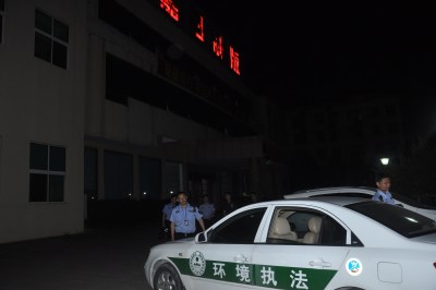 黑夜里静静等待主人归来的环境执法车