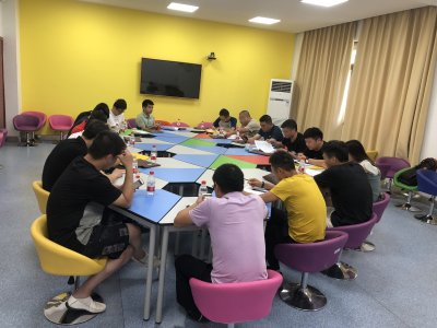 环境违法案件办理分组讨论，切磋“武艺”，互通有无。