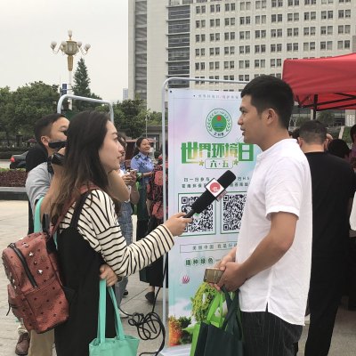 苍南电视台采访活动现场市民