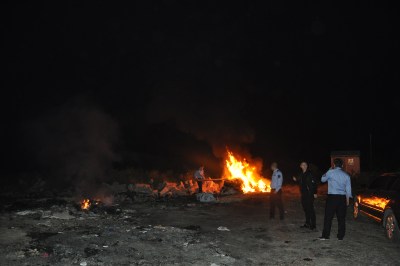 环保执法人员发现一处工业垃圾（废布角料）焚烧点。
