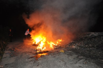 又发现一处工业垃圾焚烧点，环保执法人员迎“火”而上！