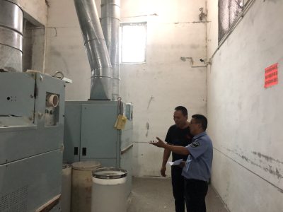 2018年8月13日，来自灵溪镇的双随机人员正在对宜山一家气流纺厂污染治理设施运行情况进行检查。