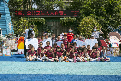 拍集体照庆贺开学