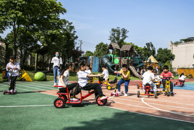 孩子们在操场上自由活动