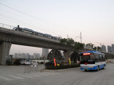 开往龙湾的S1轨道列车