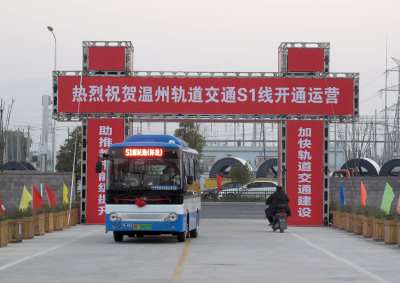 带大红花的公交接送客
