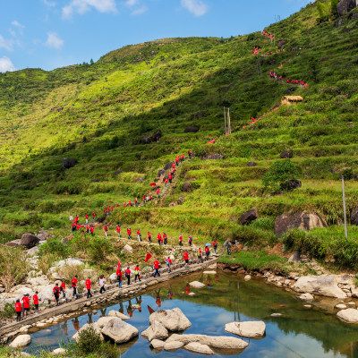 翻山越岭向前进