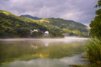 依山傍水 妙在雾中影