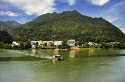 青山碧水 乐在江中渡
