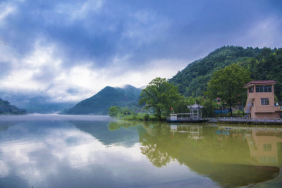 江水柔情 青山依在