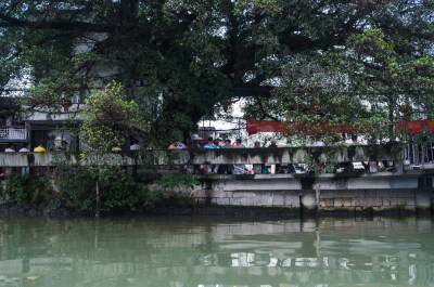 茶余饭后，水边长椅上休憩的塘河人