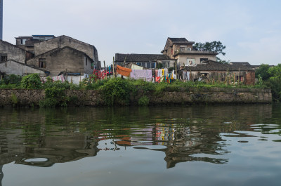 沿着塘河，一路可见很多这样傍水而建的民居