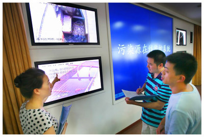 组照之四：2012年6月5日，环保、工商联合执法，对瞿溪工业区污染企业进行查处。