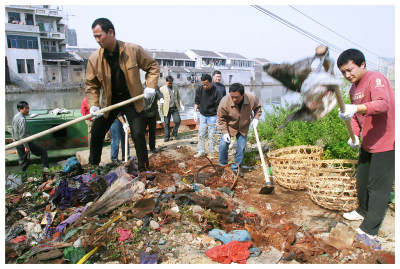 组照之六：2003年4月19日，中外志愿者在楠溪江沿岸捡拾垃圾。