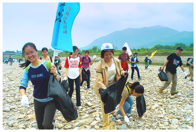 组照之六：2003年4月19日，中外志愿者在楠溪江沿岸捡拾垃圾。