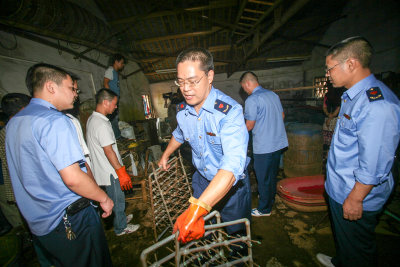 组照之三：2007年4月10日，环保执法人员对位于三垟湿地辖区里的污染作坊进行查封。
