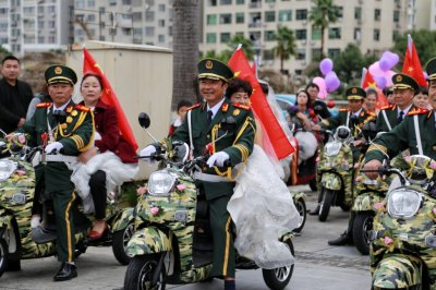 带上新娘骑车巡游