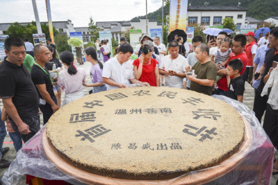 首届农民丰收节，农民庆祝丰收、享受丰收，提升农民荣誉感、幸福感和获得感。