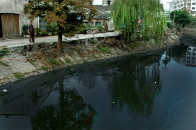 河道治理前河水被污染，河道垃圾多河水黑臭