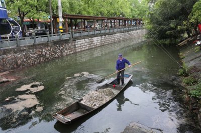 河管员清理河面垃圾