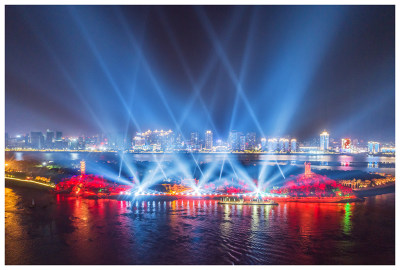 四：2018年9月28日。一道彩练飞架瓯江南北，城市夜景风外妖娆。