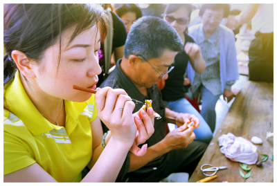 图四：市民跟着老师傅做糖糕和寿桃。
