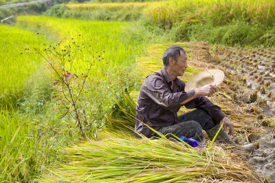 汗水湿透了衣服坐着休息下