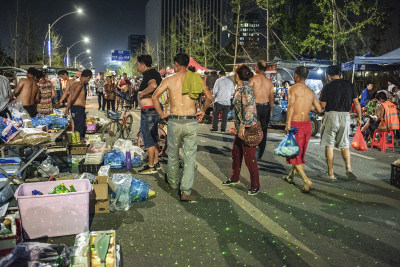 《民工夜市》组照5