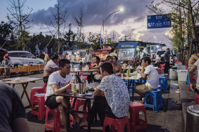 《民工夜市》组照3