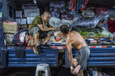 《民工夜市》组照4