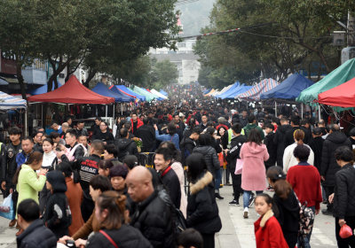 人头攒动似潮水
