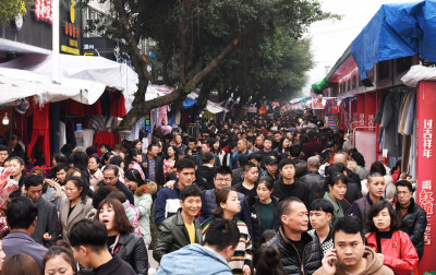 人头攒动似潮水