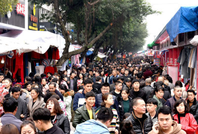 人山人海逛庙会