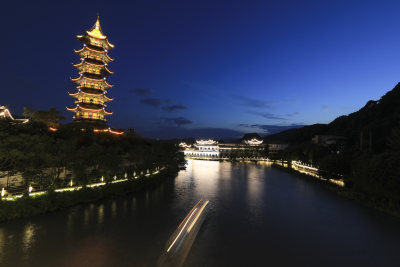 白象塔夜灯璀璨