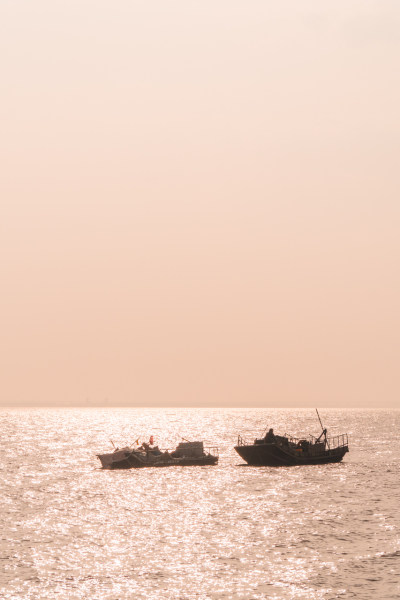 灵昆余晖之一，拍摄于灵昆岛最南边的海边，渔船和夕阳