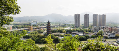 这次也是在凤凰山同一地点拍摄的南白象塔。只是树木阻挡了视野场面就小多了。