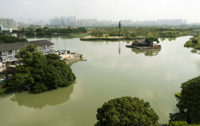 这次在同一地点拍摄的风光，那座庙还在，只是没油漆成了红色。