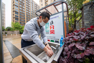 智能垃圾站旁边设有消毒洗手液和洗手池，居民在投放完垃圾后，用消毒洗手液洗手。