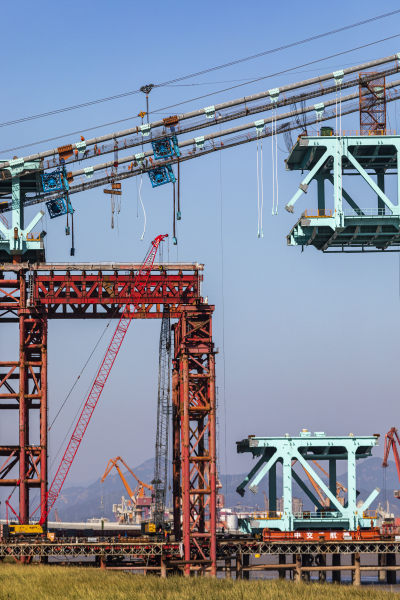 组照之五 2021年11月10日，瓯江北口大桥的建设者桥的建设者在检查加劲梁。