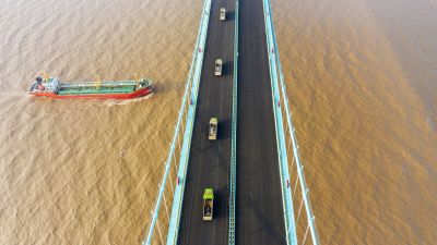 组照之二 2022年5月2日，瓯江北口大桥主桥上下两层进行荷载测试。