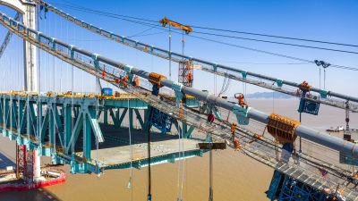 组照之四 2021年11月10日，瓯江北口大桥的建设者在紧固临时索夹的螺杆。