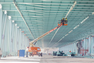 组照之七 2021年12月30日，瓯江北口大桥的建设者在完成大桥合龙后的后续工作。
