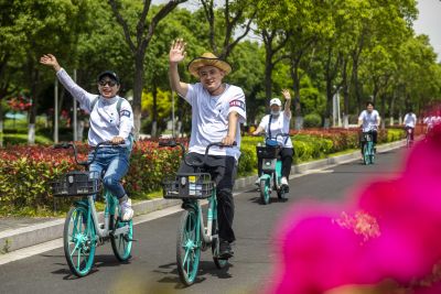 组照之一 2022年5月22日，温州浙江大学和同济大学的近百名校友在海经区联合举行骑行活动。
