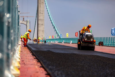 组照之八 2022年4月6日，瓯江北口大桥建设现场，工人们正在铺设沥青。