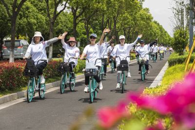 组照之三 2022年5月22日，温州浙江大学和同济大学的近百名校友在海经区联合举行骑行活动。