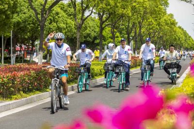 组照之二 2022年5月22日，温州浙江大学和同济大学的近百名校友在海经区联合举行骑行活动。