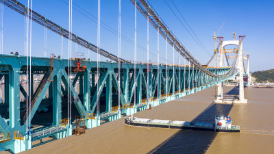组照之六 2021年11月10日，瓯江北口大桥的建设者在检查加劲梁。