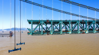 组照之二 2021年11月10日，瓯江北口大桥的建设者在检查加劲梁。